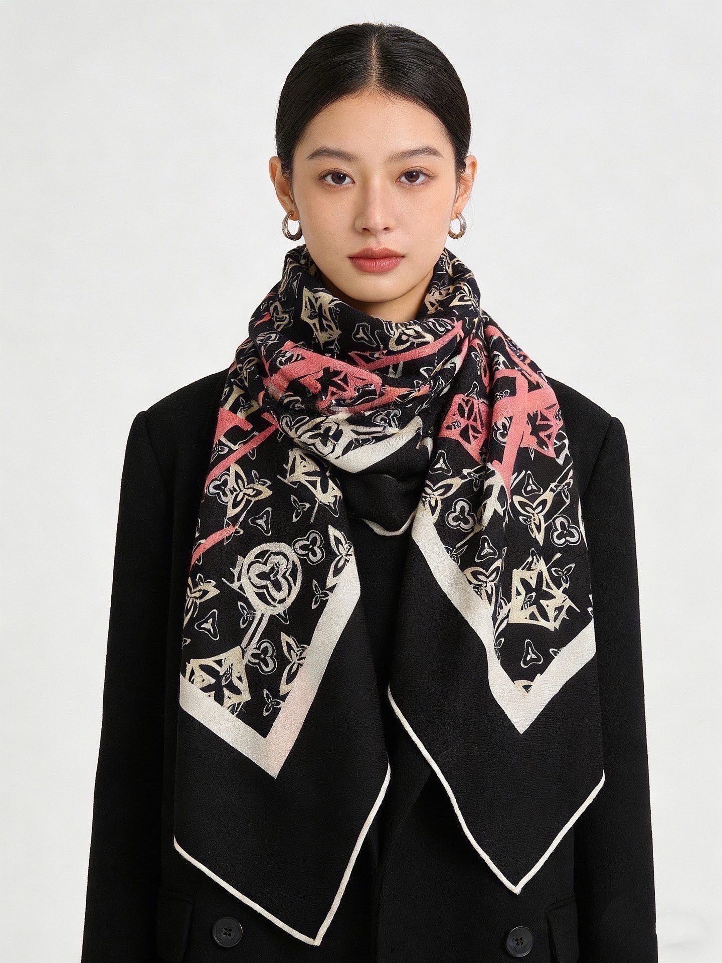 LV x TM 140披肩【140顶级丝绒双面同色披肩】本款L Multicolor披肩出自路易威登与知