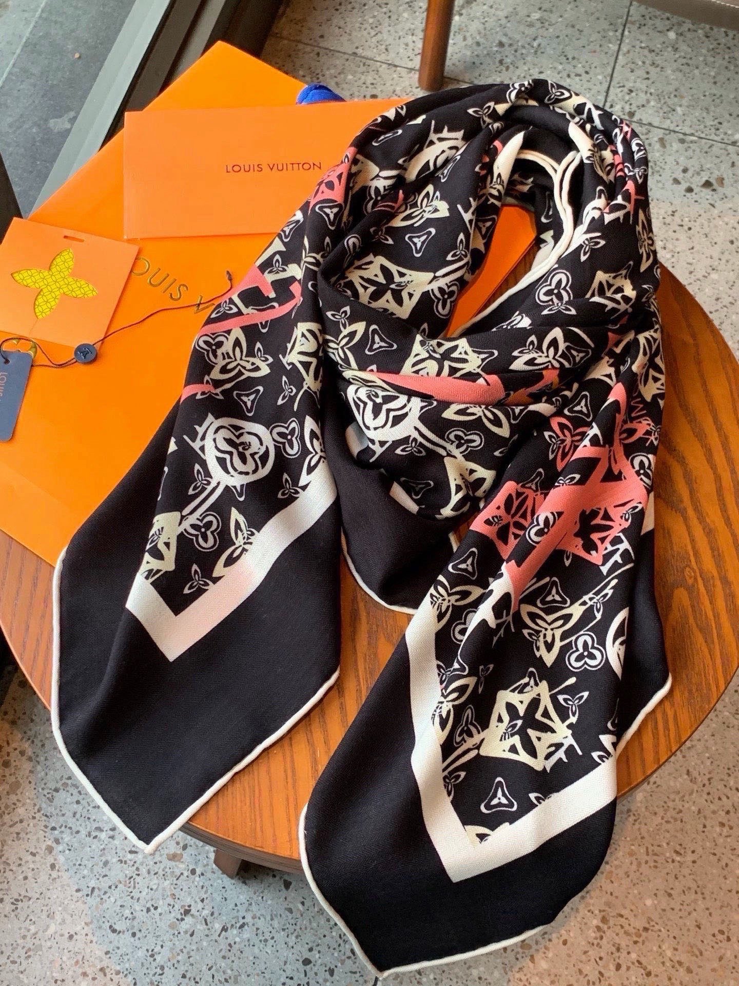 LV x TM 140披肩【140顶级丝绒双面同色披肩】本款L Multicolor披肩出自路易威登与知