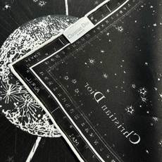这款Dior 星座系列~ 【18mm顶级真丝双面同色印花方巾】是发布秀的主打款式,以 Zodiac 印 这款Dior 星座系列~ 【18mm顶级真丝双面同色印花方巾】是发布秀的主打款式,以 Zodiac 印