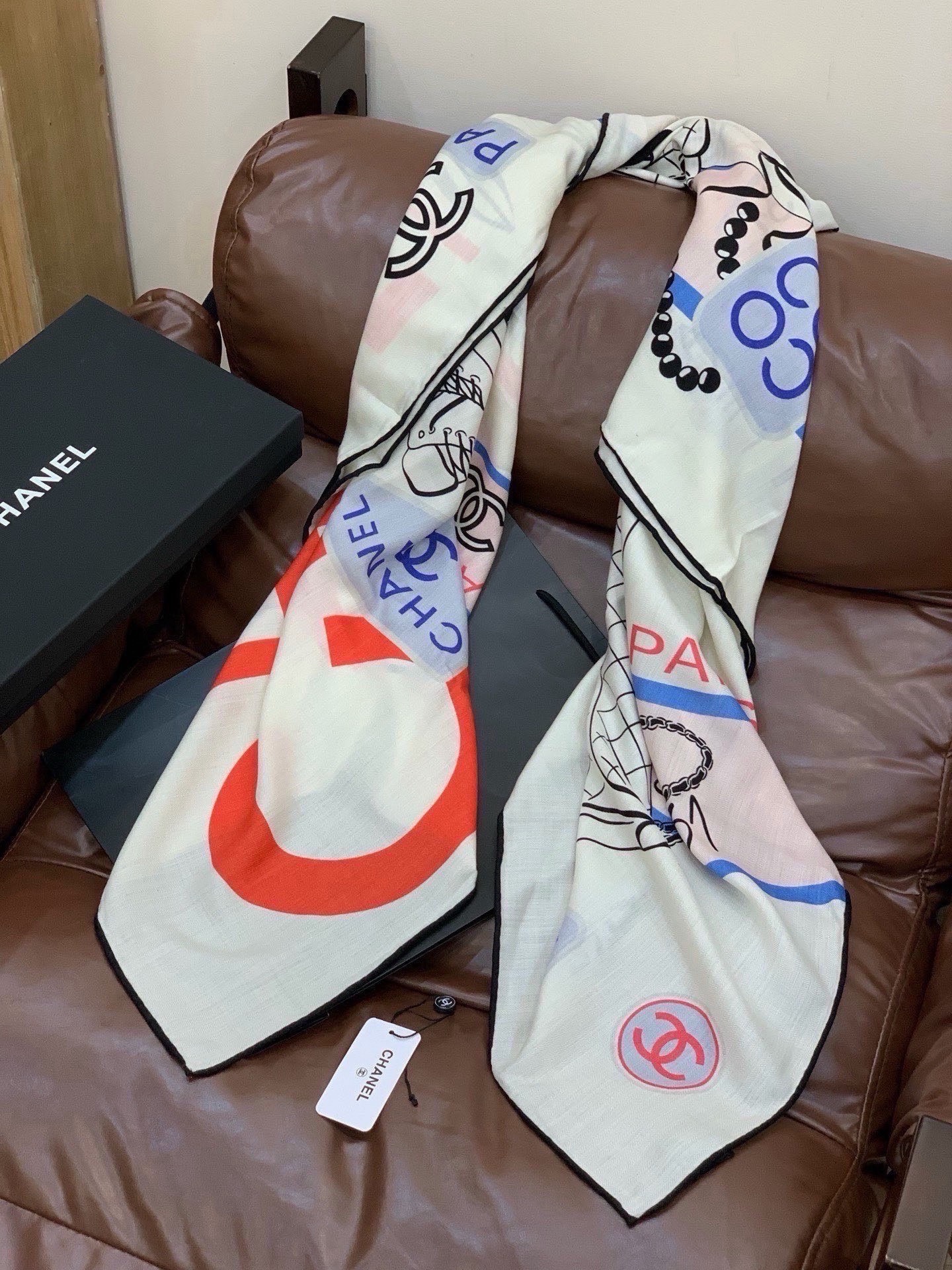 高级成衣系列～Chanel 【140双面同色丝绒披肩】此系列谱写一曲自由轻灵的赞歌本系列作品创新演绎品牌