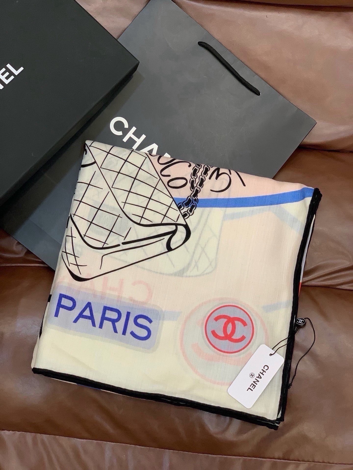 高级成衣系列～Chanel 【140双面同色丝绒披肩】此系列谱写一曲自由轻灵的赞歌本系列作品创新演绎品牌