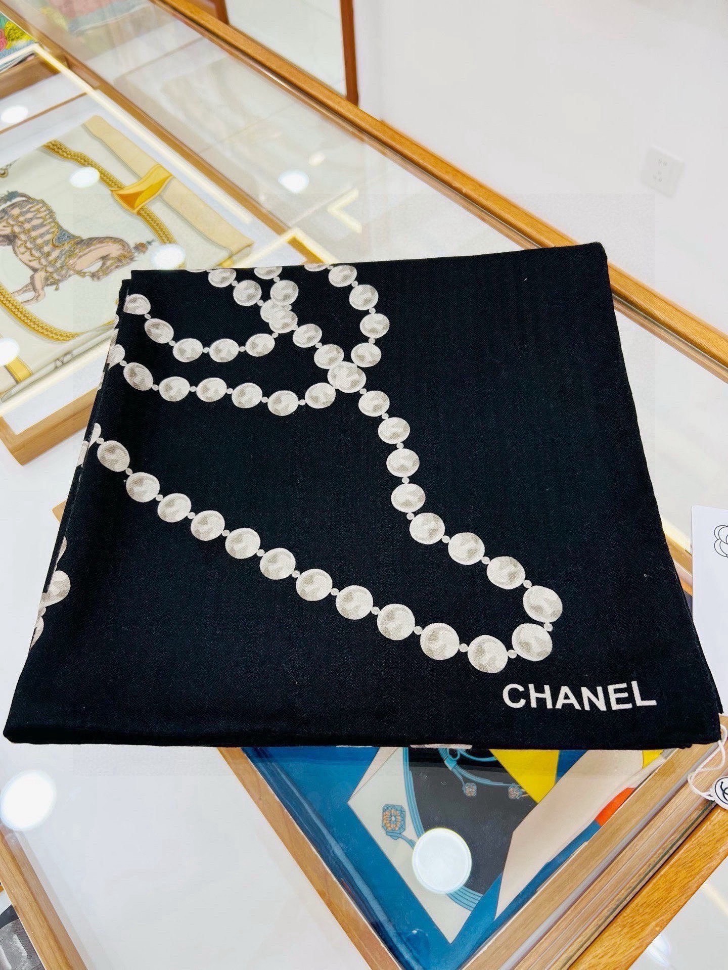 【▪️CHANEL新款 双面同色丝绒方巾】温柔而娴静，珍珠优雅气质！柔软顺滑的感觉真的舒服到心都化了！C