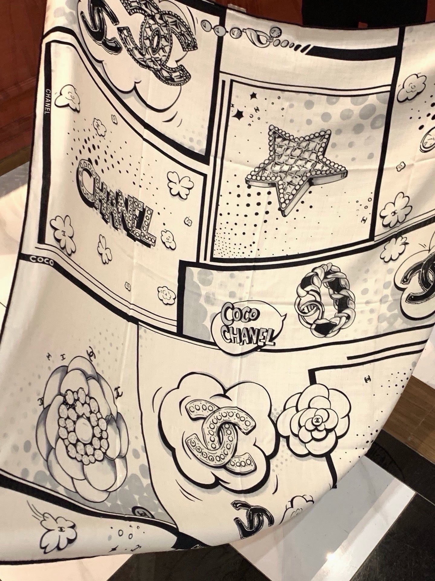 Chanel ~新品～【五角星山茶花】140双面丝绒方巾这款经典单品展现强大而迷人的女性魅力精髓。此14