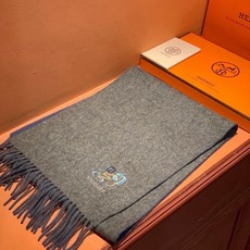 爱马仕👍巴黎时装展商务男士女士羊绒围巾🔥代工厂臻选上乘的超细羊绒纤维 进行纯手工精梳处理 耗时耗力 再以 爱马仕👍巴黎时装展商务男士女士羊绒围巾🔥代工厂臻选上乘的超细羊绒纤维 进行纯手工精梳处理 耗时耗力 再以