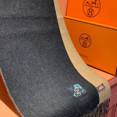 爱马仕👍巴黎时装展商务男士女士羊绒围巾🔥代工厂臻选上乘的超细羊绒纤维 进行纯手工精梳处理 耗时耗力 再以 爱马仕👍巴黎时装展商务男士女士羊绒围巾🔥代工厂臻选上乘的超细羊绒纤维 进行纯手工精梳处理 耗时耗力 再以