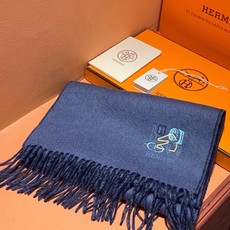 爱马仕👍巴黎时装展商务男士女士羊绒围巾🔥代工厂臻选上乘的超细羊绒纤维 进行纯手工精梳处理 耗时耗力 再以 爱马仕👍巴黎时装展商务男士女士羊绒围巾🔥代工厂臻选上乘的超细羊绒纤维 进行纯手工精梳处理 耗时耗力 再以