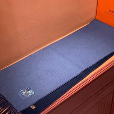 爱马仕👍巴黎时装展商务男士女士羊绒围巾🔥代工厂臻选上乘的超细羊绒纤维 进行纯手工精梳处理 耗时耗力 再以 爱马仕👍巴黎时装展商务男士女士羊绒围巾🔥代工厂臻选上乘的超细羊绒纤维 进行纯手工精梳处理 耗时耗力 再以