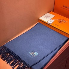 爱马仕👍巴黎时装展商务男士女士羊绒围巾🔥代工厂臻选上乘的超细羊绒纤维 进行纯手工精梳处理 耗时耗力 再以 爱马仕👍巴黎时装展商务男士女士羊绒围巾🔥代工厂臻选上乘的超细羊绒纤维 进行纯手工精梳处理 耗时耗力 再以
