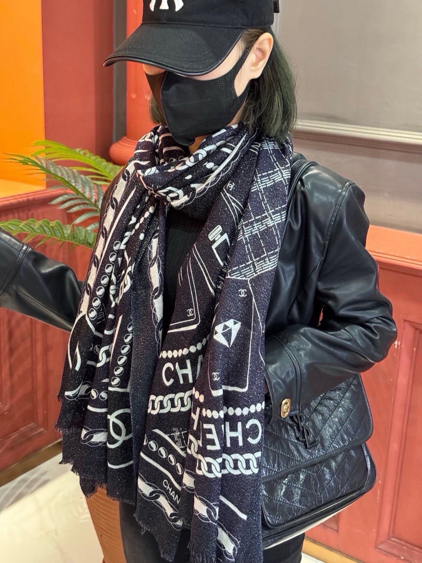 上新🌟 会发光发亮的围巾 💄💋新款客供银线💖羊绒面料长巾 😘美翻了[流泪]【小香银线图标】，御用殿堂级极