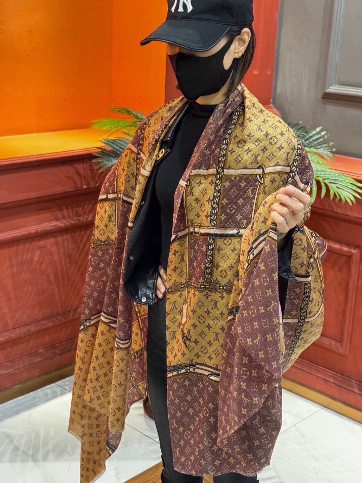 会发光发亮的围巾真心赞‼️驴家【L链条箱包花纹银丝长巾】银丝印花羊绒长巾，2025新款银丝长巾来撷Nou