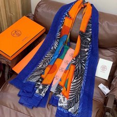 会发光发亮的围巾 爱马仕 专柜同步 买了都说好看羊绒印花‼️推荐💕顶级工艺超值‼️爱马仕专柜爆款🎁🎁羊绒 会发光发亮的围巾 爱马仕 专柜同步 买了都说好看羊绒印花‼️推荐💕顶级工艺超值‼️爱马仕专柜爆款🎁🎁羊绒