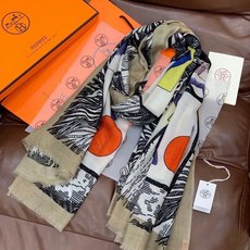 会发光发亮的围巾 爱马仕 专柜同步 买了都说好看羊绒印花‼️推荐💕顶级工艺超值‼️爱马仕专柜爆款🎁🎁羊绒 会发光发亮的围巾 爱马仕 专柜同步 买了都说好看羊绒印花‼️推荐💕顶级工艺超值‼️爱马仕专柜爆款🎁🎁羊绒