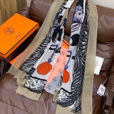 会发光发亮的围巾 爱马仕 专柜同步 买了都说好看羊绒印花‼️推荐💕顶级工艺超值‼️爱马仕专柜爆款🎁🎁羊绒 会发光发亮的围巾 爱马仕 专柜同步 买了都说好看羊绒印花‼️推荐💕顶级工艺超值‼️爱马仕专柜爆款🎁🎁羊绒