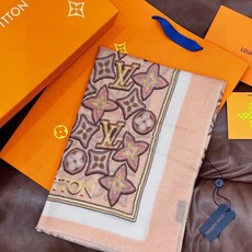 会发光发亮的围巾and Away 系列,致意路易威登的旅行传承。描绘 Monogram 载着路易威登手袋 会发光发亮的围巾and Away 系列,致意路易威登的旅行传承。描绘 Monogram 载着路易威登手袋