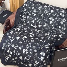 Chanel ~新品~【爱心珍珠四叶草】【会发光发亮的围巾】这款经典单品展现强大而迷人的女性魅力精髓。诠 Chanel ~新品~【爱心珍珠四叶草】【会发光发亮的围巾】这款经典单品展现强大而迷人的女性魅力精髓。诠