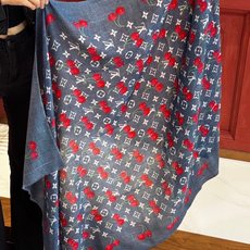 上新 会发光发亮的围巾💕 🔥新款樱桃LV羊绒方巾 LV x TM Monogram Cerise 出自路 上新 会发光发亮的围巾💕 🔥新款樱桃LV羊绒方巾 LV x TM Monogram Cerise 出自路