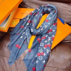 上新 会发光发亮的围巾💕 🔥新款樱桃LV羊绒方巾 LV x TM Monogram Cerise 出自路 上新 会发光发亮的围巾💕 🔥新款樱桃LV羊绒方巾 LV x TM Monogram Cerise 出自路