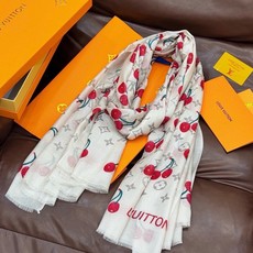 上新 会发光发亮的围巾💕 🔥新款樱桃LV羊绒方巾 LV x TM Monogram Cerise 出自路 上新 会发光发亮的围巾💕 🔥新款樱桃LV羊绒方巾 LV x TM Monogram Cerise 出自路