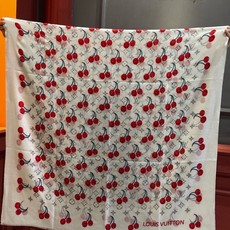 上新 会发光发亮的围巾💕 🔥新款樱桃LV羊绒方巾 LV x TM Monogram Cerise 出自路 上新 会发光发亮的围巾💕 🔥新款樱桃LV羊绒方巾 LV x TM Monogram Cerise 出自路