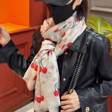 上新 会发光发亮的围巾💕 🔥新款樱桃LV羊绒方巾 LV x TM Monogram Cerise 出自路 上新 会发光发亮的围巾💕 🔥新款樱桃LV羊绒方巾 LV x TM Monogram Cerise 出自路