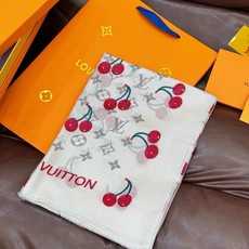 上新 会发光发亮的围巾💕 🔥新款樱桃LV羊绒方巾 LV x TM Monogram Cerise 出自路 上新 会发光发亮的围巾💕 🔥新款樱桃LV羊绒方巾 LV x TM Monogram Cerise 出自路