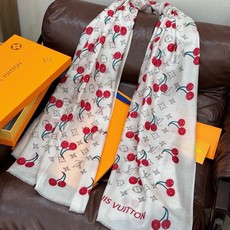 上新 会发光发亮的围巾💕 🔥新款樱桃LV羊绒方巾 LV x TM Monogram Cerise 出自路 上新 会发光发亮的围巾💕 🔥新款樱桃LV羊绒方巾 LV x TM Monogram Cerise 出自路