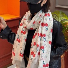 上新 会发光发亮的围巾💕 🔥新款樱桃LV羊绒方巾 LV x TM Monogram Cerise 出自路 上新 会发光发亮的围巾💕 🔥新款樱桃LV羊绒方巾 LV x TM Monogram Cerise 出自路