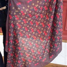 上新 会发光发亮的围巾💕 🔥新款樱桃LV羊绒方巾 LV x TM Monogram Cerise 出自路 上新 会发光发亮的围巾💕 🔥新款樱桃LV羊绒方巾 LV x TM Monogram Cerise 出自路
