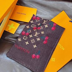 上新 会发光发亮的围巾💕 🔥新款樱桃LV羊绒方巾 LV x TM Monogram Cerise 出自路 上新 会发光发亮的围巾💕 🔥新款樱桃LV羊绒方巾 LV x TM Monogram Cerise 出自路