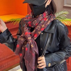 上新 会发光发亮的围巾💕 🔥新款樱桃LV羊绒方巾 LV x TM Monogram Cerise 出自路 上新 会发光发亮的围巾💕 🔥新款樱桃LV羊绒方巾 LV x TM Monogram Cerise 出自路