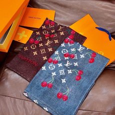 上新 会发光发亮的围巾💕 🔥新款樱桃LV羊绒方巾 LV x TM Monogram Cerise 出自路 上新 会发光发亮的围巾💕 🔥新款樱桃LV羊绒方巾 LV x TM Monogram Cerise 出自路