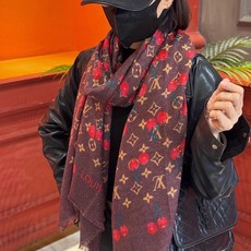 上新 会发光发亮的围巾💕 🔥新款樱桃LV羊绒方巾 LV x TM Monogram Cerise 出自路 上新 会发光发亮的围巾💕 🔥新款樱桃LV羊绒方巾 LV x TM Monogram Cerise 出自路