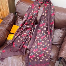上新 会发光发亮的围巾💕 🔥新款樱桃LV羊绒方巾 LV x TM Monogram Cerise 出自路 上新 会发光发亮的围巾💕 🔥新款樱桃LV羊绒方巾 LV x TM Monogram Cerise 出自路