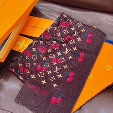上新 会发光发亮的围巾💕 🔥新款樱桃LV羊绒方巾 LV x TM Monogram Cerise 出自路 上新 会发光发亮的围巾💕 🔥新款樱桃LV羊绒方巾 LV x TM Monogram Cerise 出自路