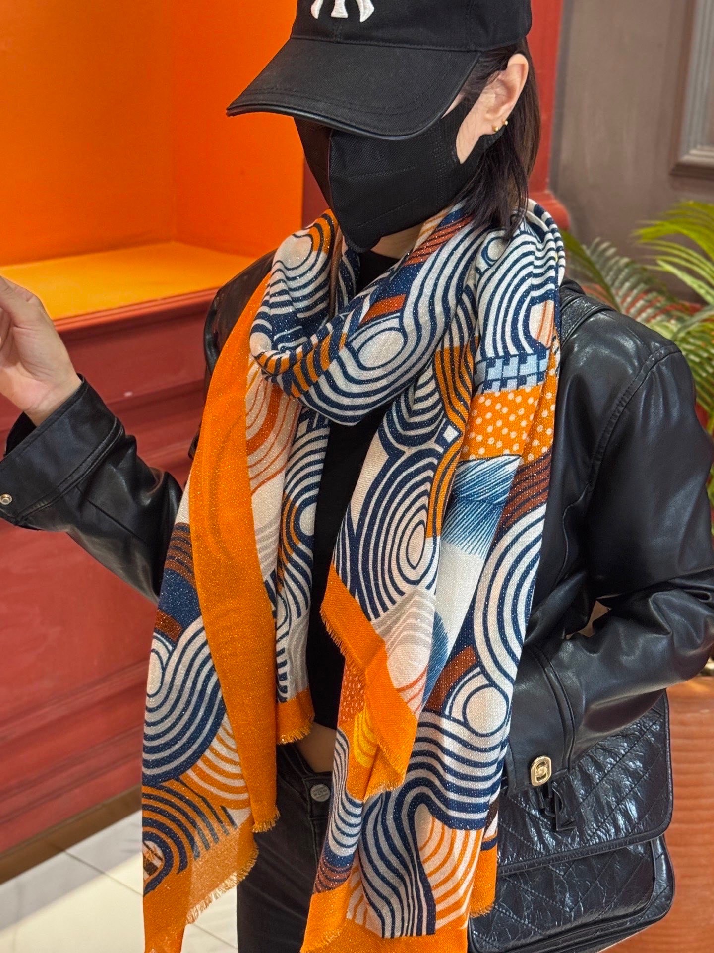 上新🌟 会发光发亮的围巾 💄💋新款客银丝+💖羊绒面料长巾 😘美翻了[流泪]H家【骏马披挂长巾】御用殿堂级