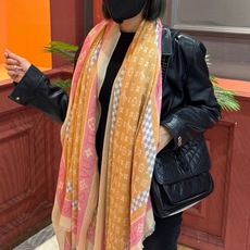 会发光发亮的围巾银丝羊绒长巾✨专柜同步‼️真心赞‼️驴家【L字母与花纹长巾】路易威登经典 Monogra 会发光发亮的围巾银丝羊绒长巾✨专柜同步‼️真心赞‼️驴家【L字母与花纹长巾】路易威登经典 Monogra