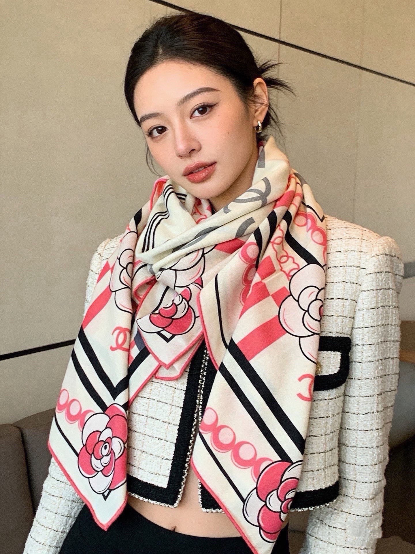 高级成衣系列～Chanel 【140双面同色丝绒披肩】此系列谱写一曲自由轻灵的赞歌本系列作品创新演绎品牌
