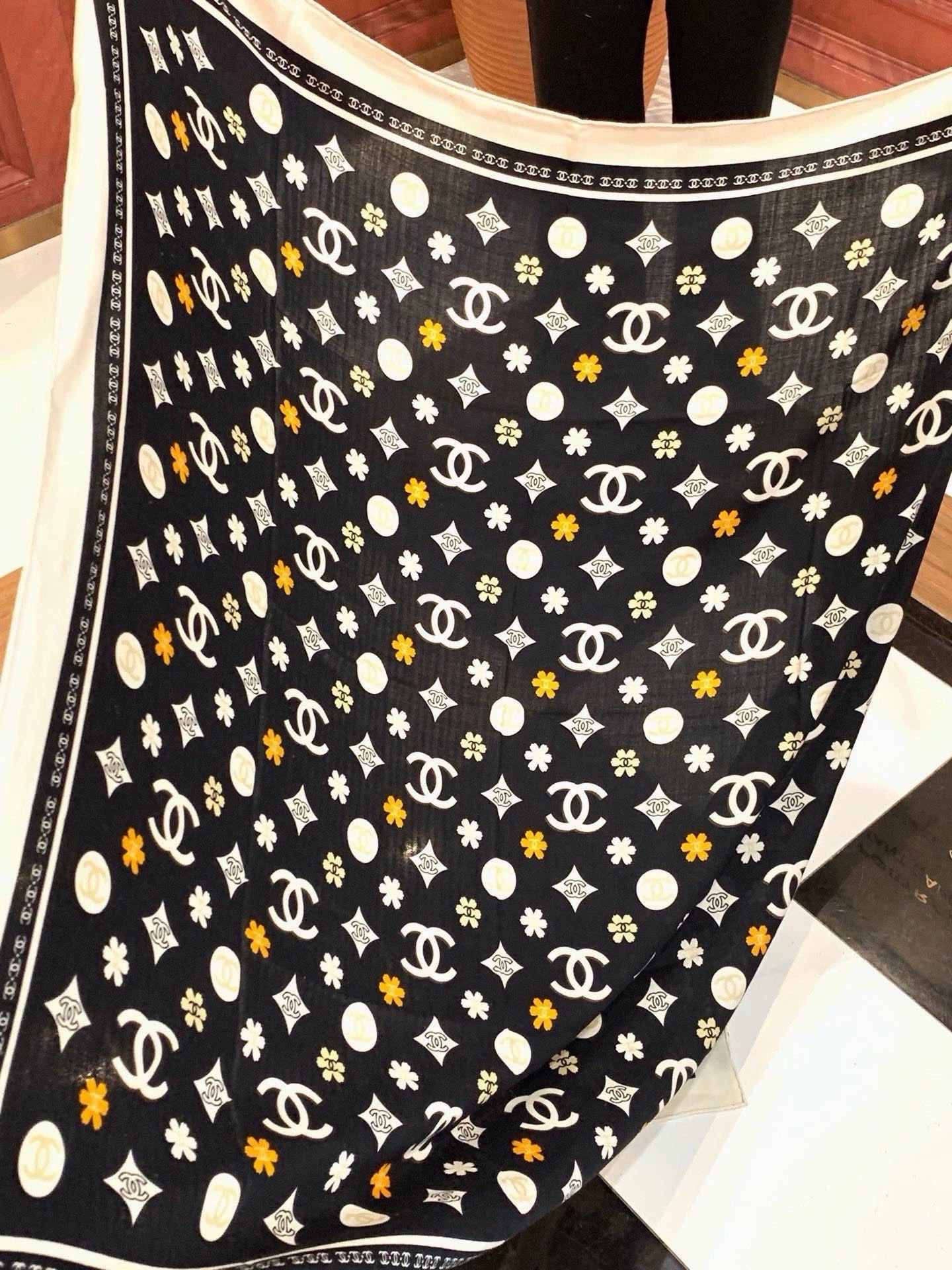 香奈儿上新❤️【Chanel】 经典茶花优雅Coco风，Chanel最新丝绒大方巾~气质到骨子里，香奶奶
