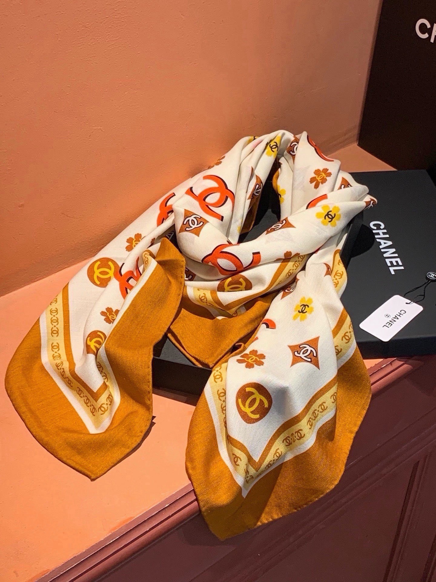 香奈儿上新❤️【Chanel】 经典茶花优雅Coco风，Chanel最新丝绒大方巾~气质到骨子里，香奶奶