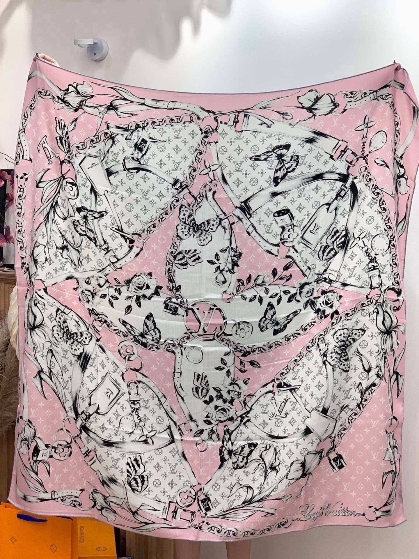 LV x TM 140披肩【140顶级丝绒双面同色披肩】本款L Multicolor披肩出自路易威登与知