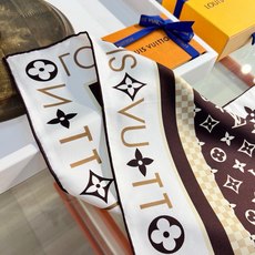 MONOGRAM SILHOUETTE 90双面丝巾Monogram Silhouette 方巾为华美桑 MONOGRAM SILHOUETTE 90双面丝巾Monogram Silhouette 方巾为华美桑