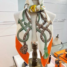 “鞍马”90双面真丝方巾手工卷边真丝(100%桑蚕丝)。这款爱马仕迷人的90方巾令您散发内在优雅和从容自 “鞍马”90双面真丝方巾手工卷边真丝(100%桑蚕丝)。这款爱马仕迷人的90方巾令您散发内在优雅和从容自