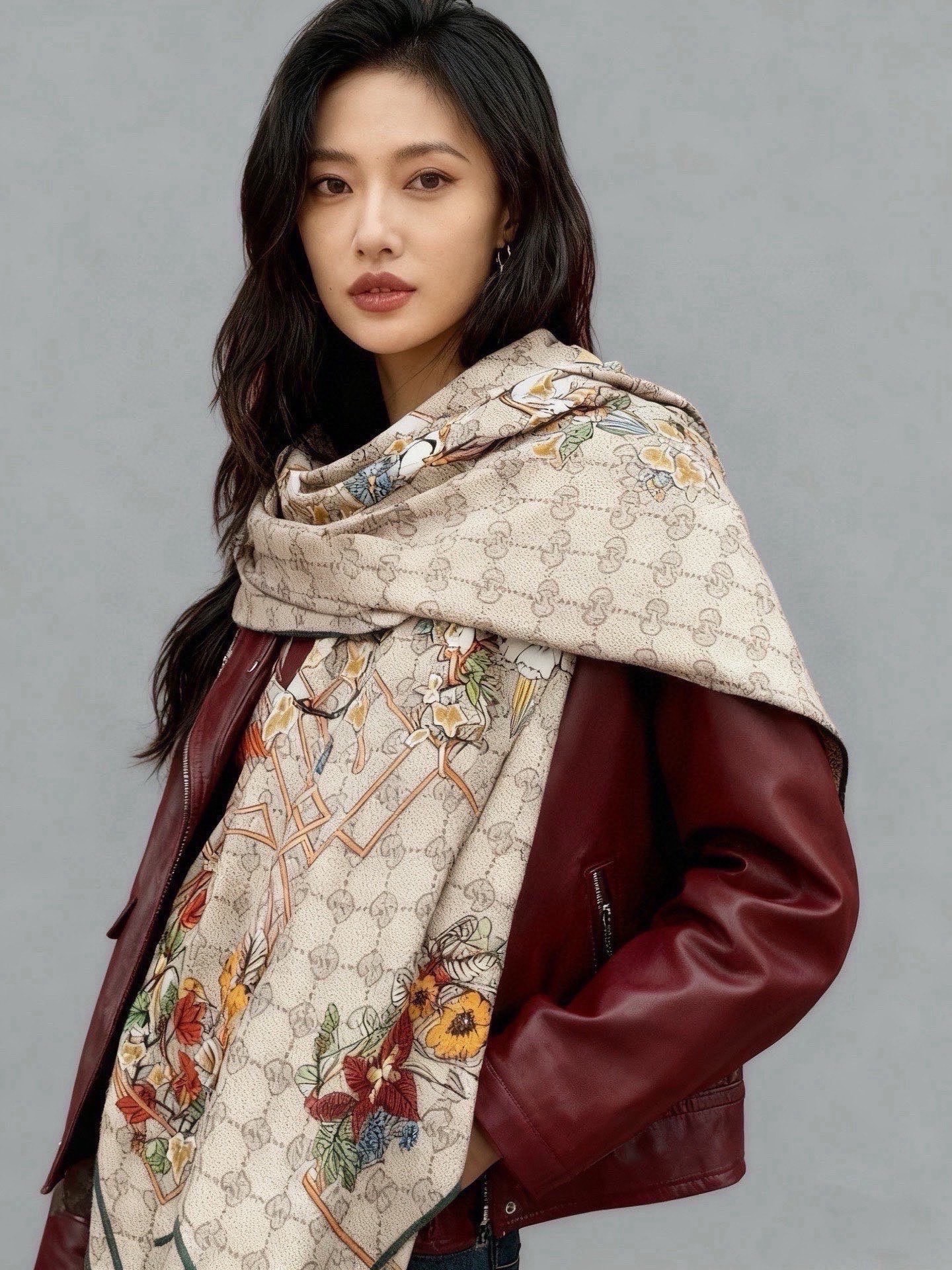 Gucci新款方巾 Gucci动物和花卉印花品牌典藏图案在与全新醒目印花的衬托下熠熠生辉。这款方巾匠心缀