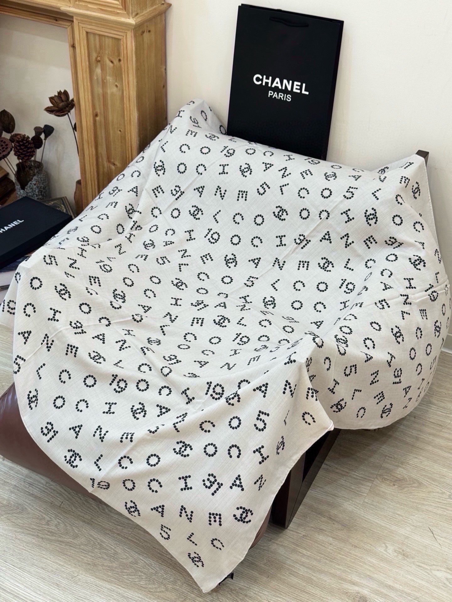 Chanel-丝绒双面方巾【140双面同色】出道即巅峰🐂火爆到一条难求🖤高级感十足的字母CC，和一切经典