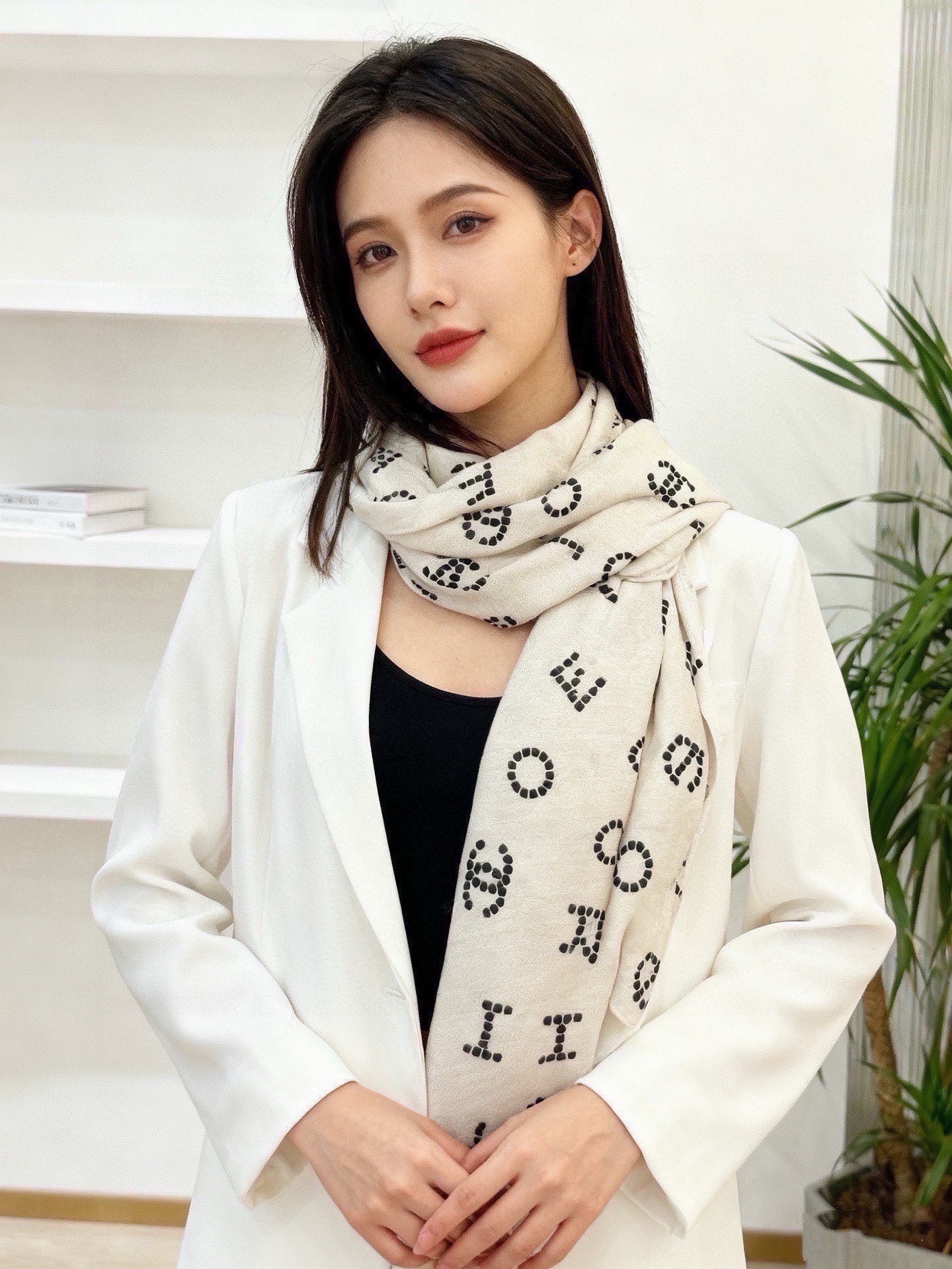 Chanel-丝绒双面方巾【140双面同色】出道即巅峰🐂火爆到一条难求🖤高级感十足的字母CC，和一切经典