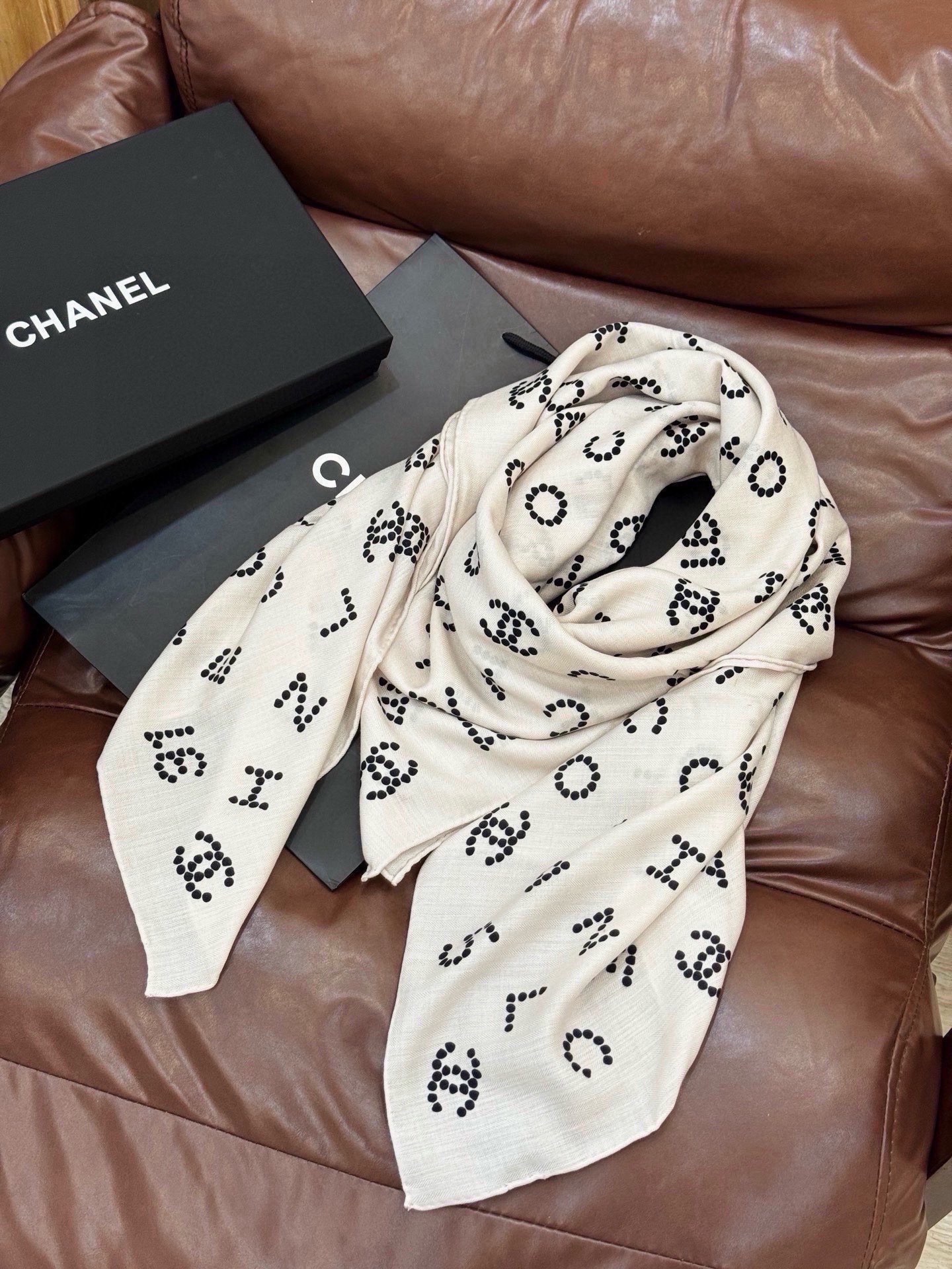 Chanel-丝绒双面方巾【140双面同色】出道即巅峰🐂火爆到一条难求🖤高级感十足的字母CC，和一切经典