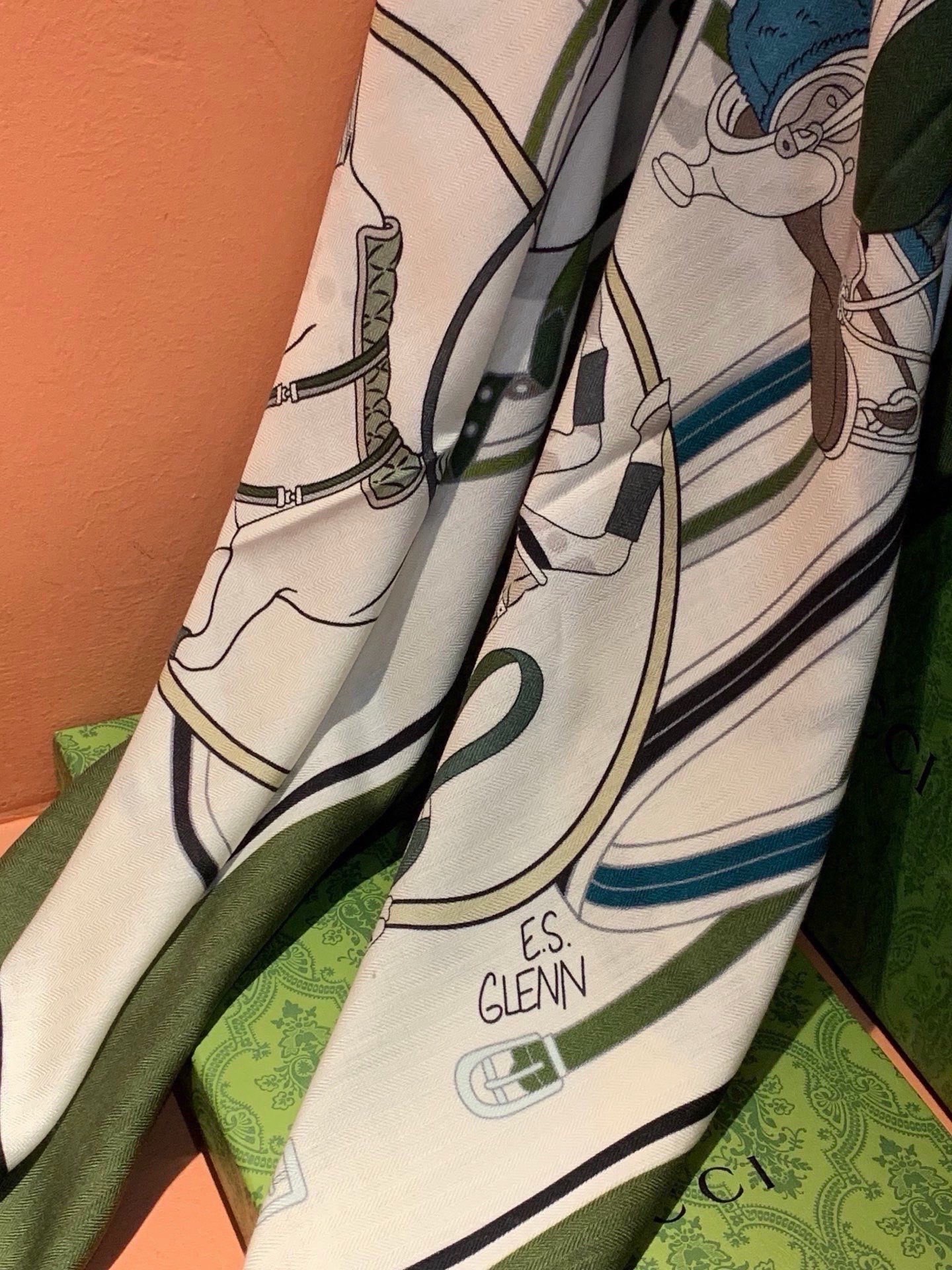 💟Gucci~140双面丝绒披肩马鞍细节和骑马图案以精致色调匠心呈献，意在向品牌与马术世界的深厚渊源致敬