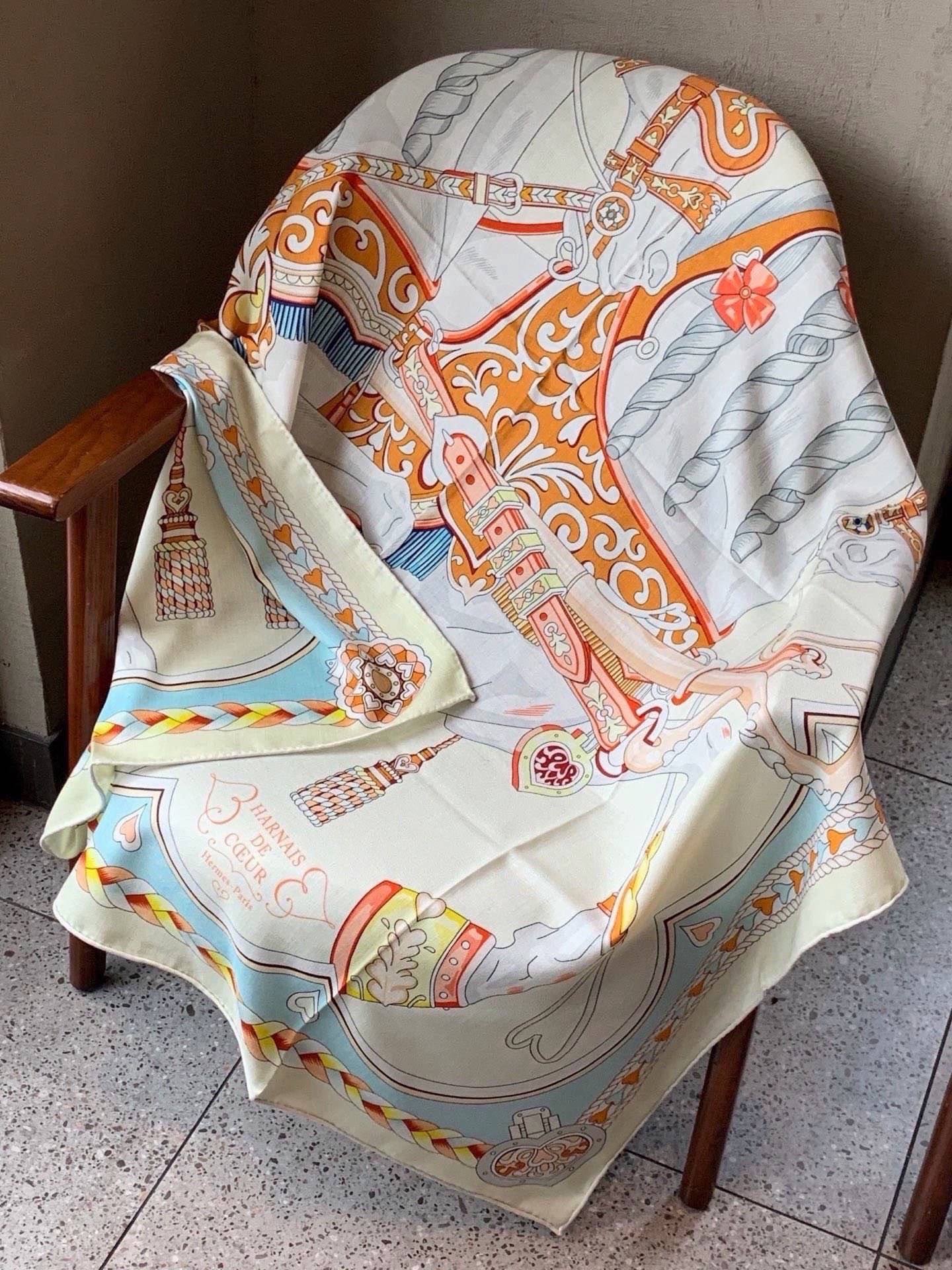 【双面同色】原单爱马仕140cm丝绒方巾💕 甜蜜的鞍具，装饰家芳登和佩西耶设计的一款餐盘增添骑士般的浪漫