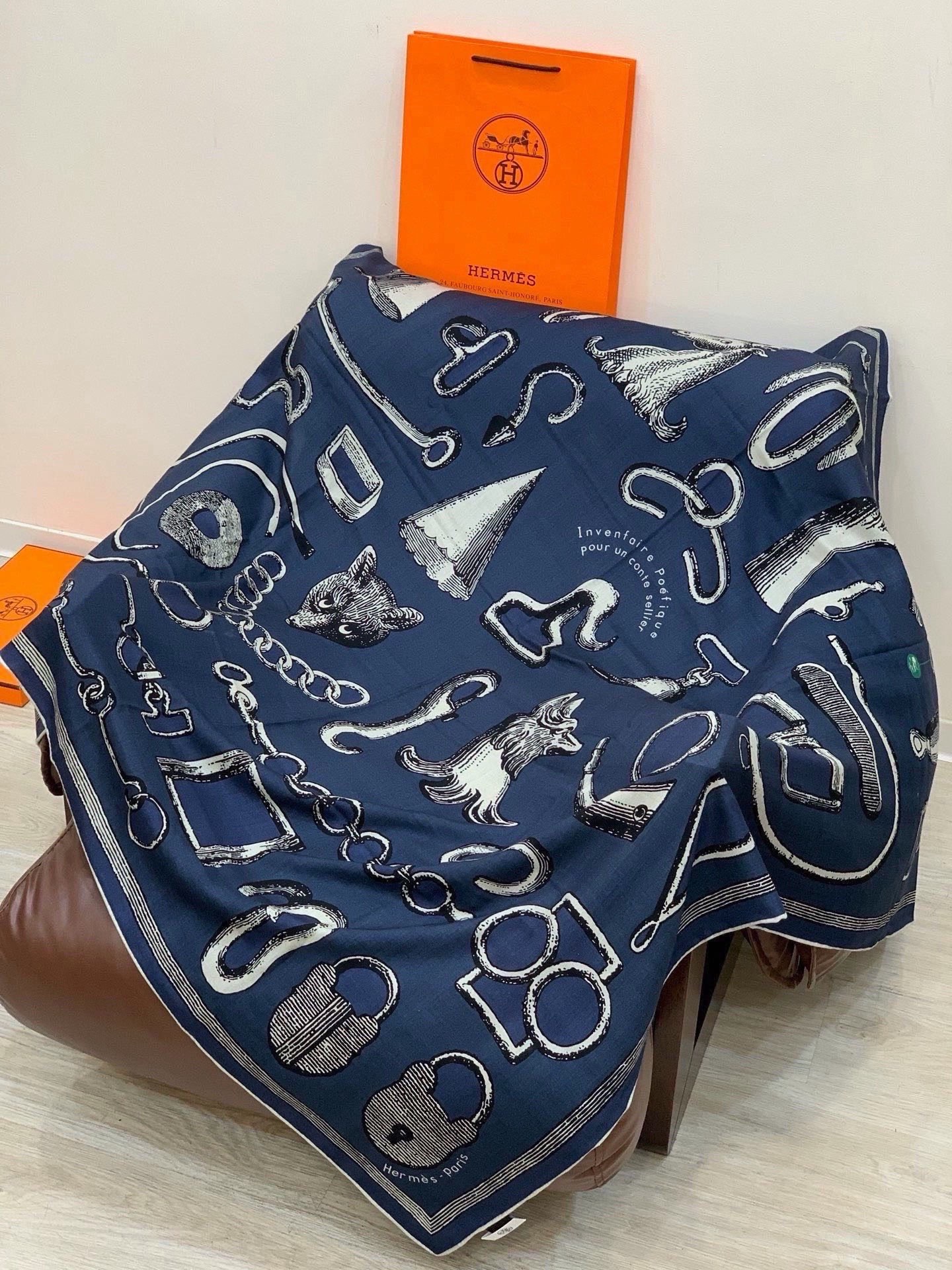 爱马仕(Hermes)【💗】 | “马具故事的诗意回顾”140披肩 【上新❤️】 永远秉承高品质手工卷边