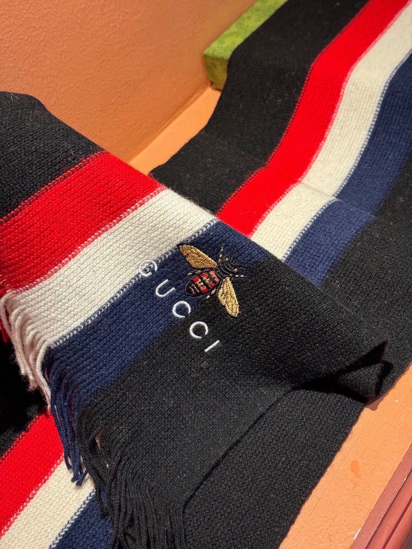 男女同款,百分百纯羊绒 Gucci 高端羊绒针织围巾!】可正式,可随意,非常Classical的设计。这 男女同款,百分百纯羊绒 Gucci 高端羊绒针织围巾!】可正式,可随意,非常Classical的设计。这